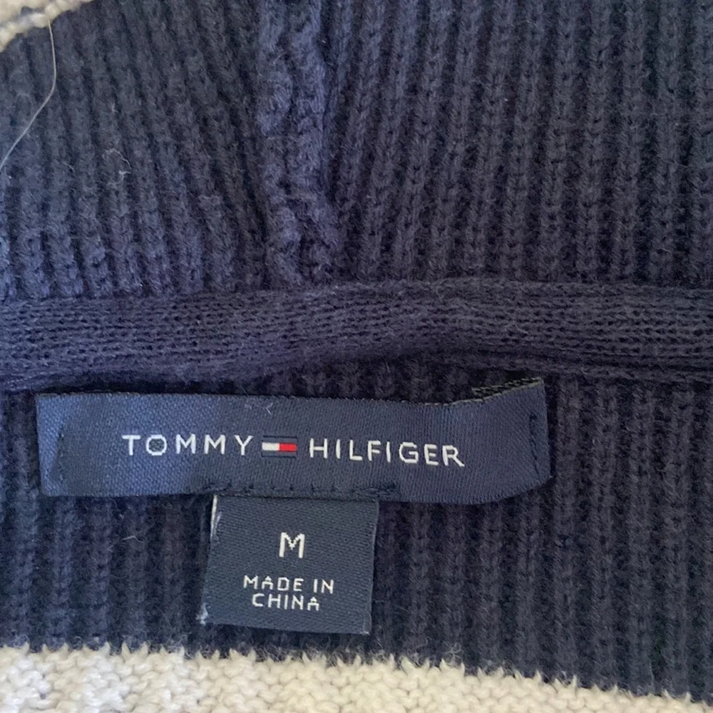 Tommy Hilfiger blue and white hoodie with pockets! Women’s size Medium.  EUC! - Picture 11 of 12